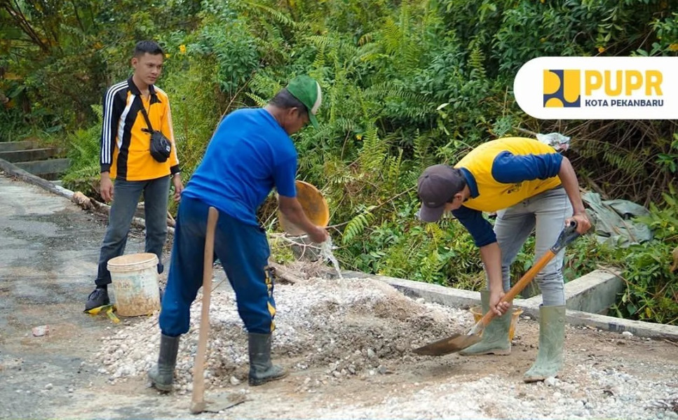 Dinas PUPR Perbaiki Jalan Seroja Yang Amblas Akibat Erosi
