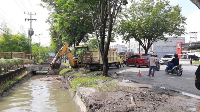Dinas PUPR Kota Pekanbaru Bersihkan Saluran Drainase Jalan Arifin Achmad