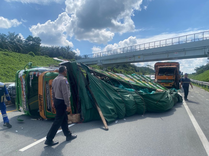Muatan Sayur Berserakan Akibat Truk Kecelakaan di Tol Pekanbaru-Dumai