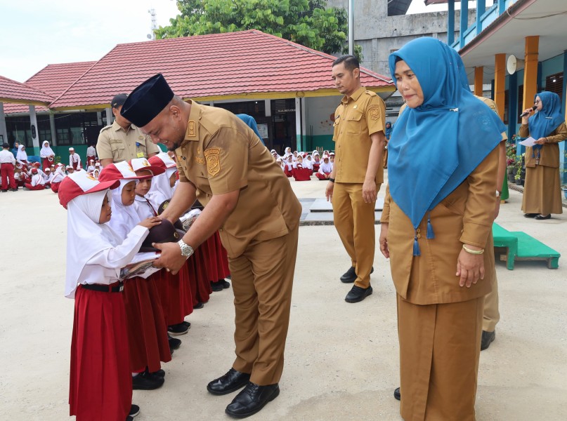 Wakil Bupati Siak Kembali Bagikan Seragam Sekolah Gratis, Perkuat Layanan Pendidikan