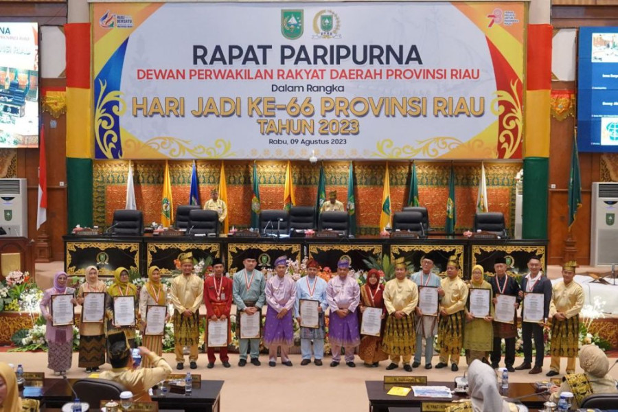 12 Tokoh Pejuang Daerah Dapat Penghargaan di HUT Riau ke-66