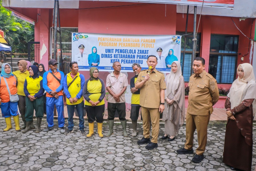 Wako Bagikan Paket Sembako Untuk Ribuan Petugas Kebersihan di Pekanbaru