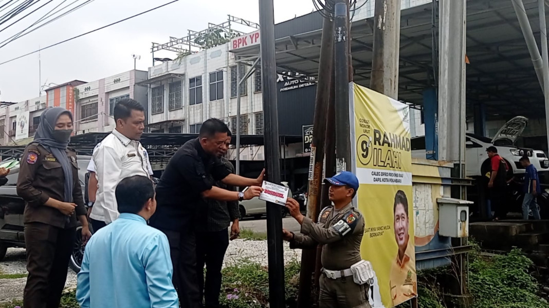 Tidak Punya Izin, Satpol PP Pekanbaru Segel Tiang Fiber Optik