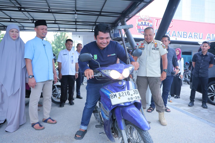 Wako Pekanbaru Serahkan Bantuan Sepeda Motor Kepada  Warga Disabilitas