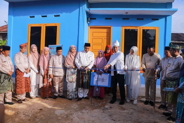 Hadiah HUT Pekanbaru, Wali Kota Agung Serahkan Kunci ke Warga yang Rumahnya Direnovasi 18 Hari