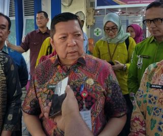Pastikan Kesehatan CJH, Assisten I Sedtaprov Tinjau Vaksinasi CJH Pekanbaru